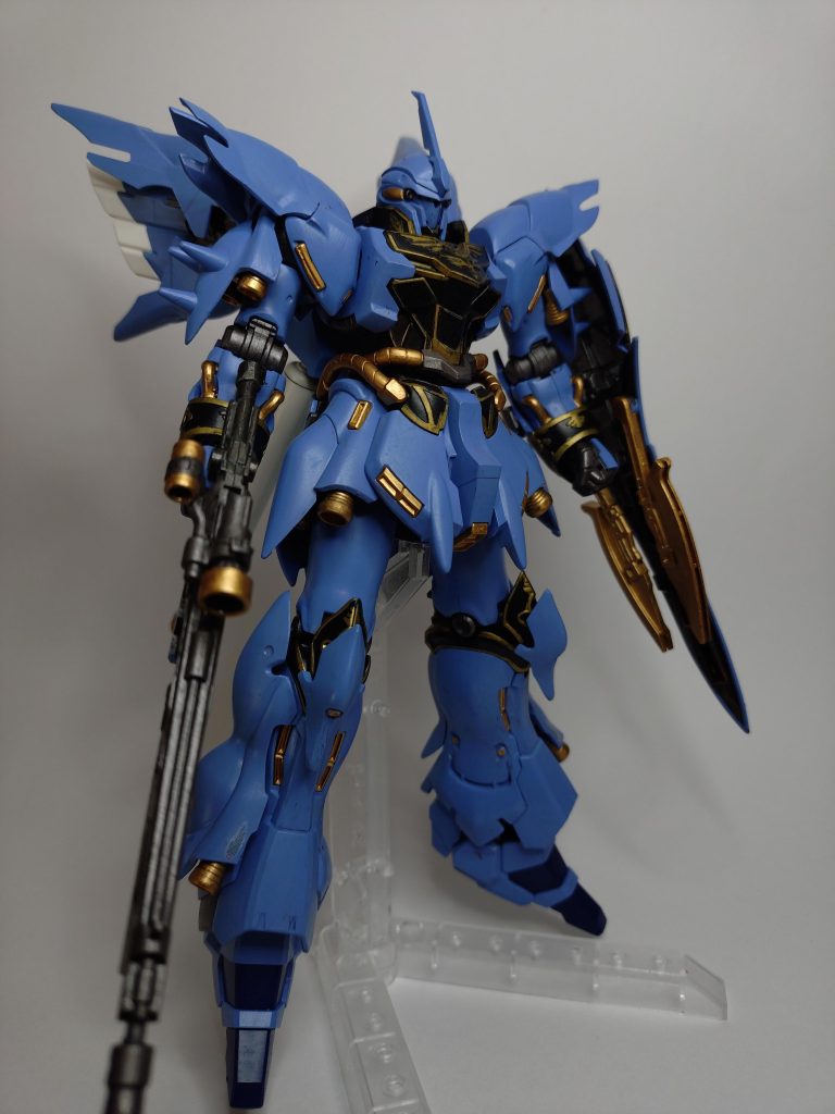 正面（別角度）ビームライフルは基本色を黒鉄色。スコープ、バレル、ハンドカバーを塗り分け、センサーパーツはシールの上からUVレジン仕上げです。