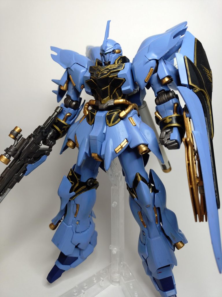 正面基本色はエイザーブルー、各フレームは焼鉄色仕上げです。ダクト、スラスター、パイプ類はレッドゴールド、足首はティターンズブルーで足元おしゃれにしてます。