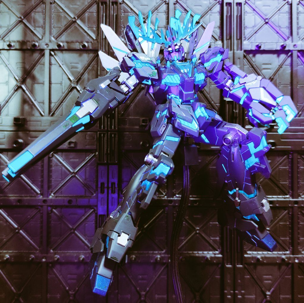 こう!ビコーンするとガンプラって3倍くらいかっこよく見えませんか。