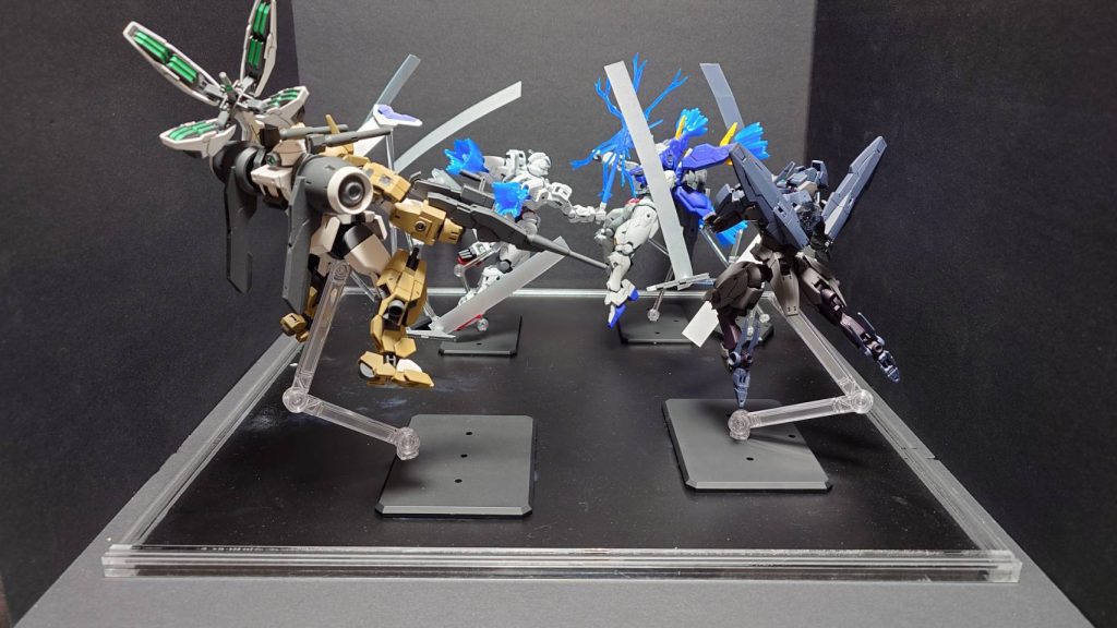 裏面OPではエアリアルとキャリバーンの鍔迫り合いの後ろでデミバーディングとガンドノードの戦闘がありそうだなと思ったのでこの配置にしています。