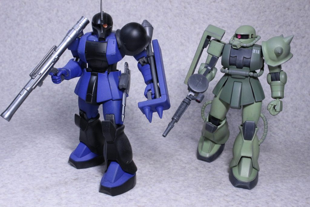以前作った旧ザクと。古参エースとまだ慣れない新兵のような雰囲気?ワッパは素組み。改めてザクと並べると結構小さくて驚きます。クワラン小隊はこれ乗ってガンダムに爆弾しかけに行ったのか…(しかも100メートルくらいありますよね、あの回のガンダム)