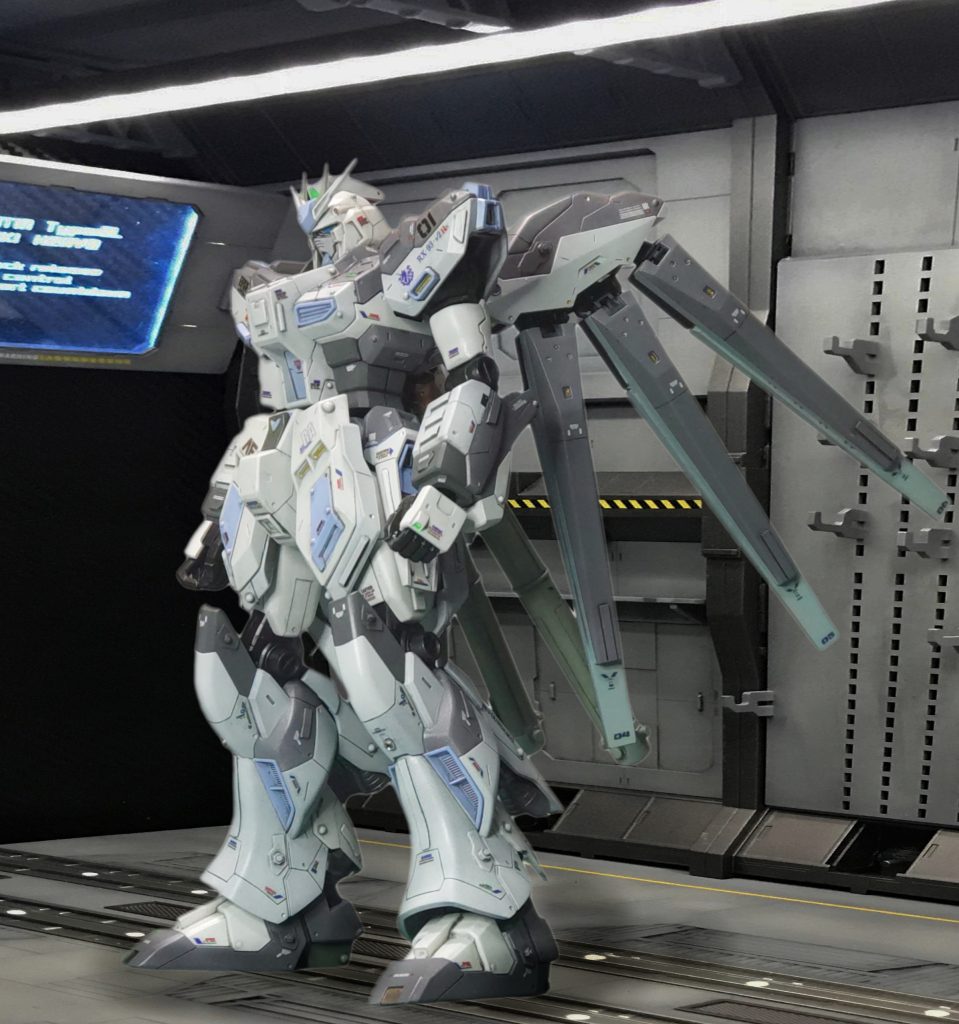 HGは、ファンネルが2個しか取れないのですね。作るのと写真を撮るのが面倒なので、気にしませんが😝分かり難いですが、白もグレーも2色ずつ使っています。