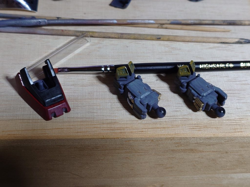 赤＆黄色を塗装です塗装のレシピはこちら   ＊[A]はアクリジョンです下地：G メカサフ　胴体のみG 黒サフ白：C  一層目　明灰色[A] 　2層目 グランプリホワイト[A]赤：C ベースカラー赤+レッド[A]黄：C 一層目 ベースカラー赤+クリームイエロー[A]　2層目クリームイエロー[A]　黒：ジャーマングレー＋明灰色関節：明灰色[A]シルバー： 4アーティストマーカー　シルバーゴールド： 4アーティストマーカー　ゴールドフィルタリング：T スミ入れ塗料ダークブラウンピンウォッシュ：C フィルタ・リキッド　レイヤーバイオレッドスミ入れ：T スミ入れ塗料ブラックトップコート：G セミグロスクリアー