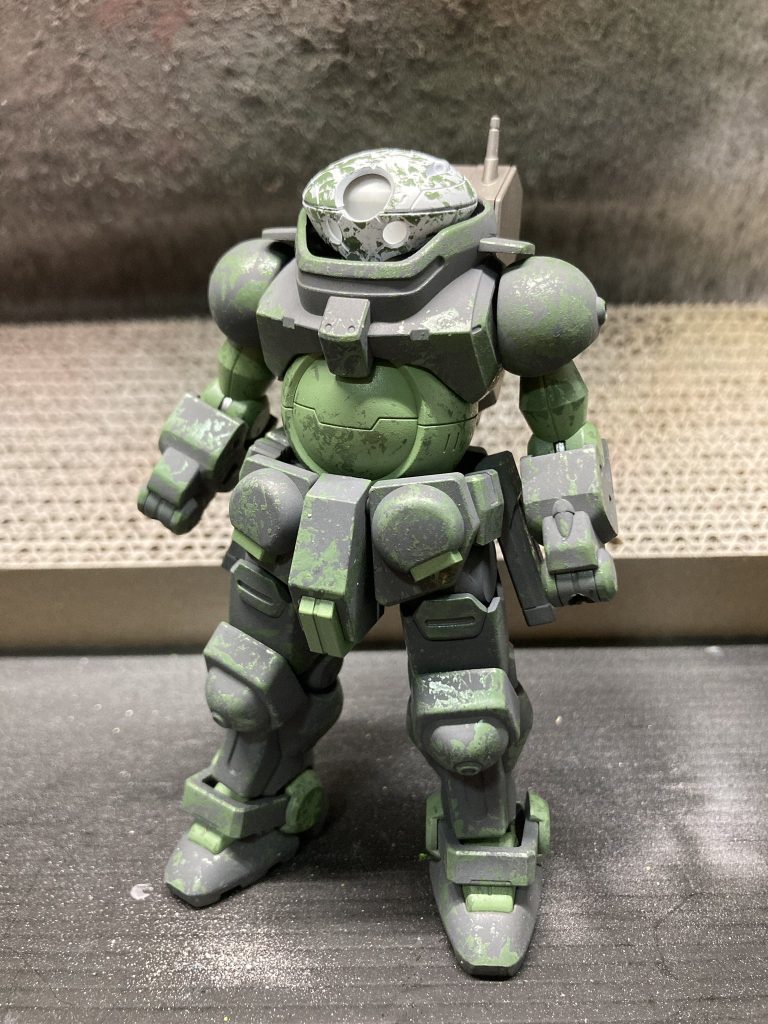 制作途中。色変えたりするだけでだいぶ印象変わりますね。今回初めて全塗装に挑戦してみましたが、実物を見てみるとトップコートだけよりも玩具感がなくなってとても良いですね。細かいところは写真に写っていないだけでまだまだ荒いところがあるので、次回はより良いものを作成出来ればと思います。次回の投稿がありましたら、また見て頂けるとありがたいです。以上、ここまで閲覧ありがとうございました。