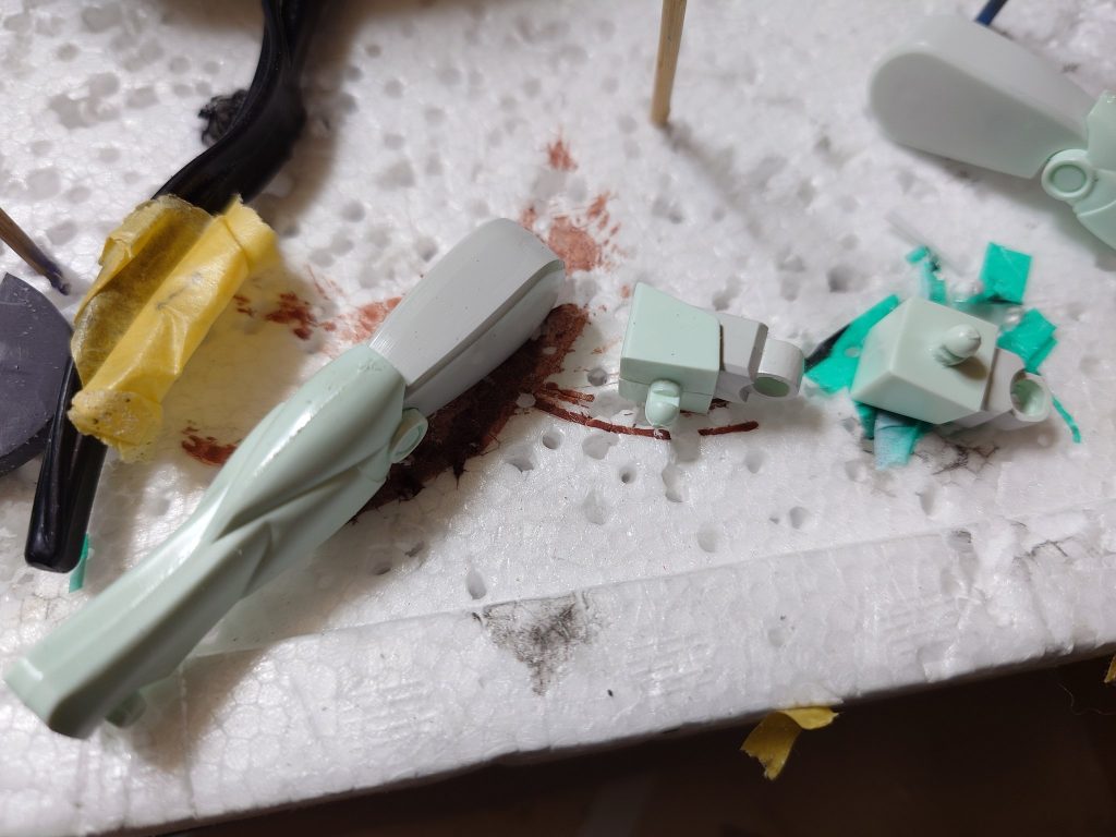 塗って、接着して作ってマスキングしてをを繰り返しながら作りましたカラーレシピ白:G ニュートラルグレー1青:C スカイブルー(水性塗料)赤:C レッド(水性塗料)アンテナ シールド 腰のVの周り赤:G ブライトレッド 胴体 目の縁取り 足黄:G サンシャインイエローグレー(手):G EXブラック+C ロシアングリーン