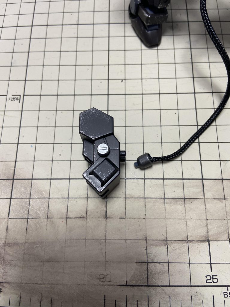 ジャイガトのエネルギーケーブルを取り付けるため、バックパックに穴を開けて取り付け・取り外し出来るように。ケーブルを外した状態ではジャイガト付属のアクセサリーパーツで蓋。