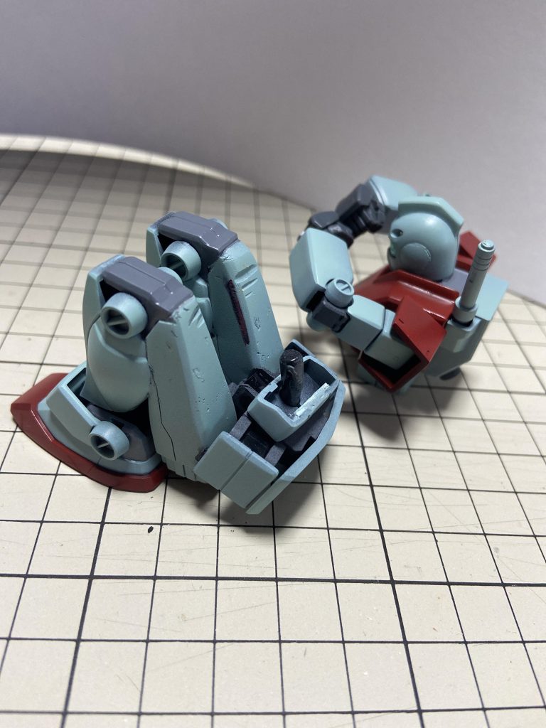 腰と胴体の接続軸を火で炙って前に傾けてます。