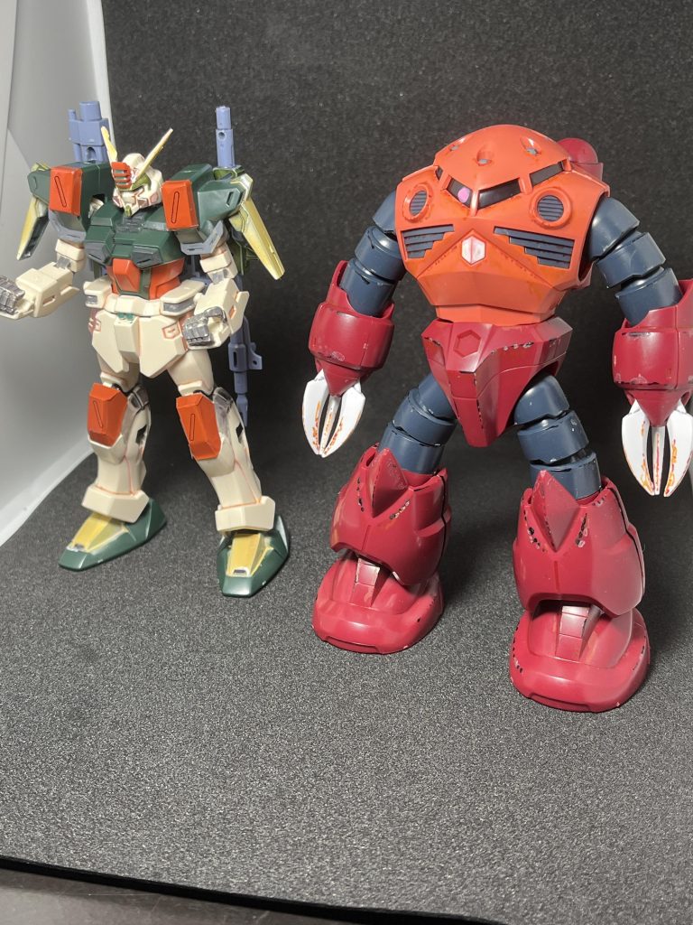 特に関連性はありませんが、ついでに発見したバスターガンダムと並べてみました。こちらはガンプラを始めて間も無い頃に作ったもので、当時無理やり色を補おうと悪戦苦闘した物になります💦(なんか色違ってますね。。)出来栄えに関しては恥ずかしい限りですが、こうして見ているとガンプラに初めて触れた時のワクワクを思い出すことも出来たり。2機とも大好きな機体ですので、これから自分の技術を磨いてより良い物に改修していきたいと思います