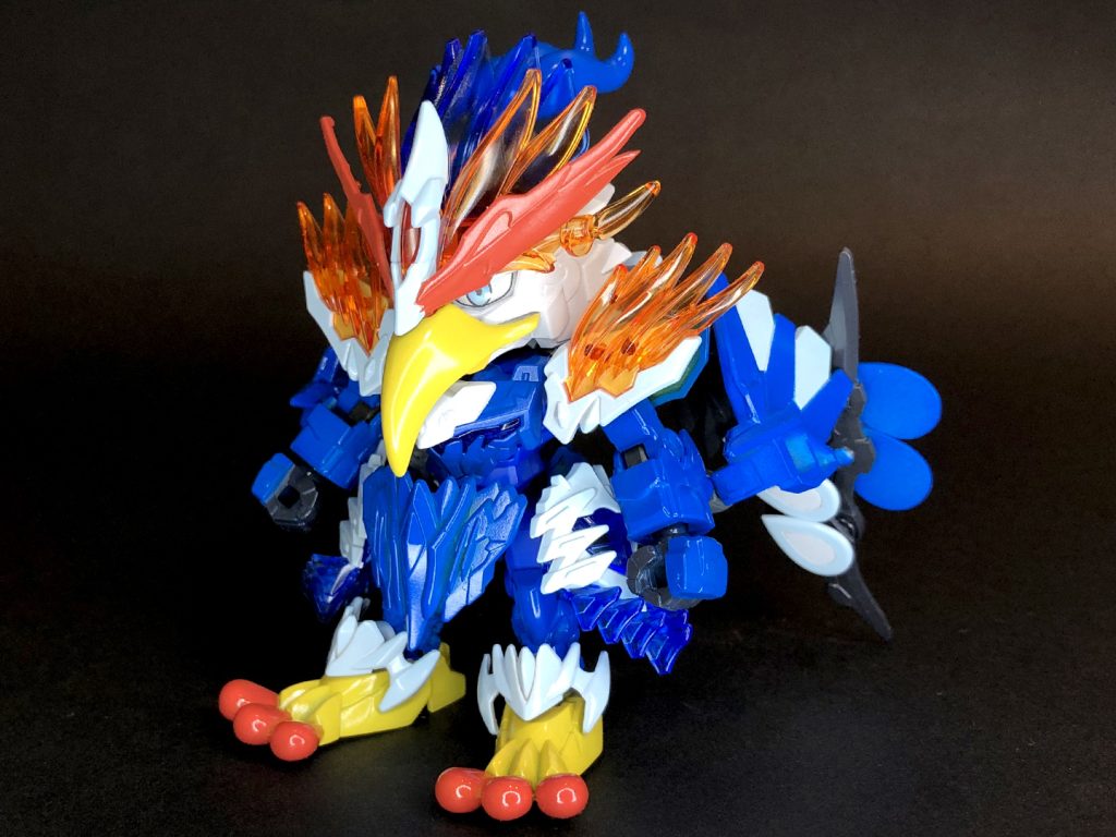 正面SDガンダム三国創傑伝「孫策ガンダムアストレイ」をベースに制作素体の形も残していますがクチバシや足などチャームポイントをしっかり形にすることでかなり印象が変わりました!