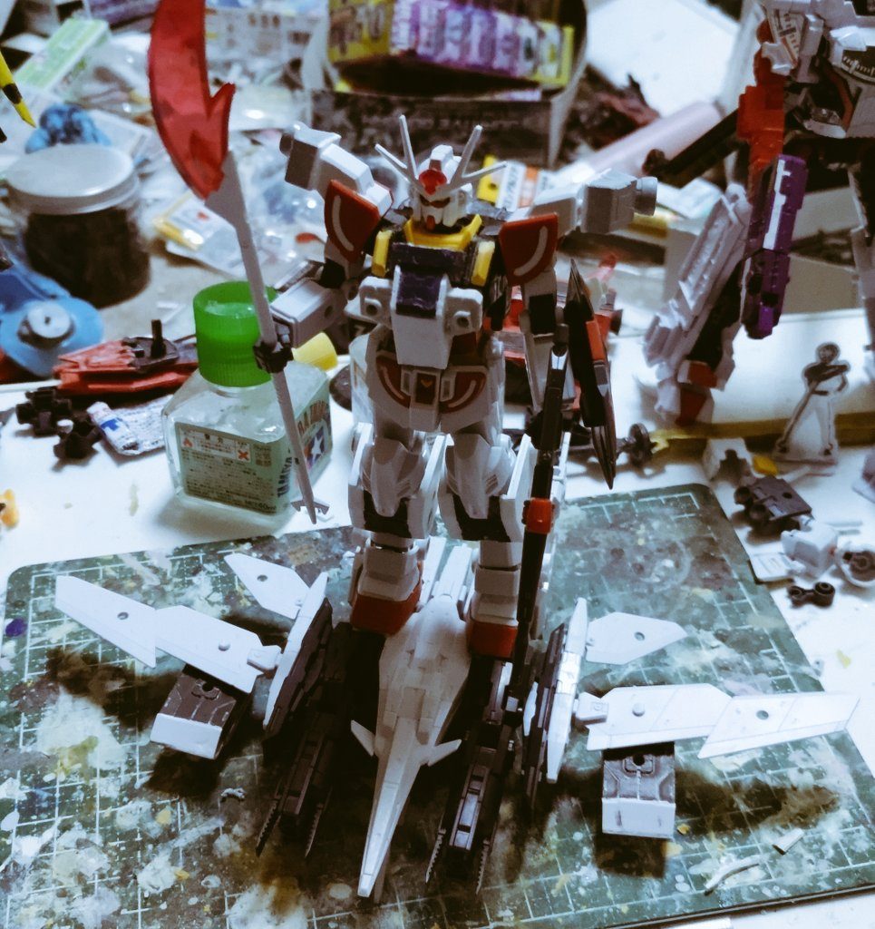 塗装前のスーパーラーガンダムとラーファイター。