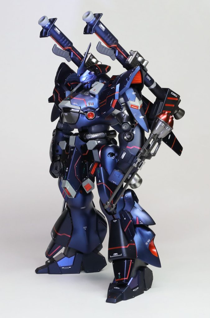 正面左側から。↓使用カラーはこちら。メインカラー紺色=エヴォシルバー→(蛍光レッド→マスキング→)プリズムブルーブラック→つや消し→プリズムブルーブラック2度目サブカラー黒=プリズムブルーブラック→つや消しサブカラーグレー=軍艦色内部フレーム=ブラックグレーバーニア スラスター部=パールプレミアムレッドブリリアント額 足甲部=プリズムメタリックブルーバイオレットその他=スターブライトジュラルミン