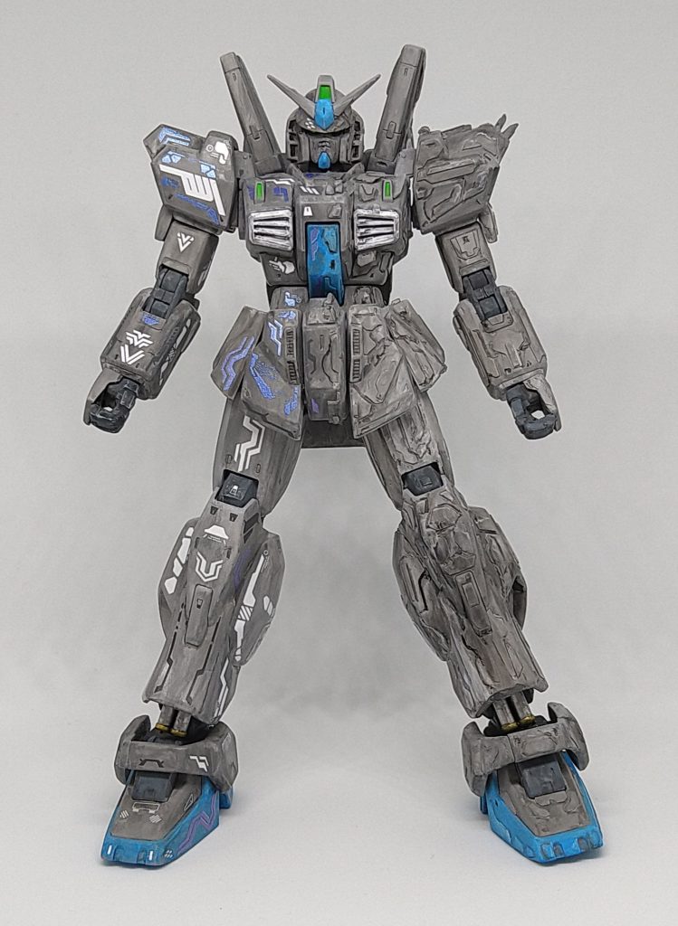 正面。塗装はいつもの様にアクリルガッシュ筆塗り仕上げです。本来は赤をメインカラーにしようと考えておりましたが時間が無かったので急遽ロービジカラーに変更。色の参考に分かりやすいゼータプラスっぽい配色にしました。