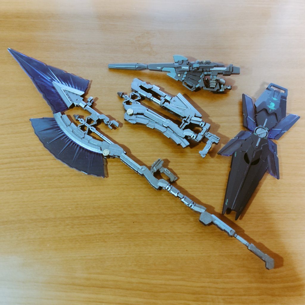 この辺りもちゃんと作ったのですが、アームドアーマーVNがあるとシールドは付けられないし、改造でトゲトゲになって頭部アンテナに干渉しまくるXCと矢鱈デカいDEのせいでジャベリンを構えたポーズを取らせる気力が湧きませんでした。