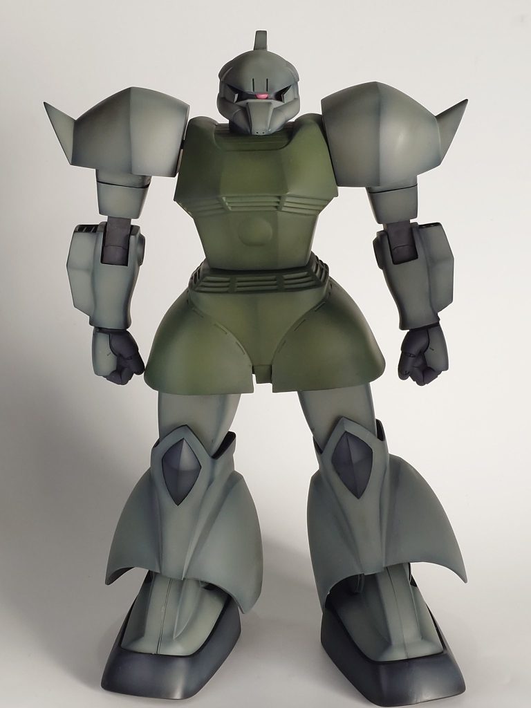 真正面から~塗装して組み立てて完成してみると思っていたよりプロポーションがスラっとしたゲルググになったな、というのが第一印象でした