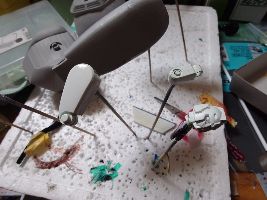 塗装開始、まずは太腿、肩、頭と塗っていきます後に見えるのは同時制作してるキットです(ここでは関係ありません)