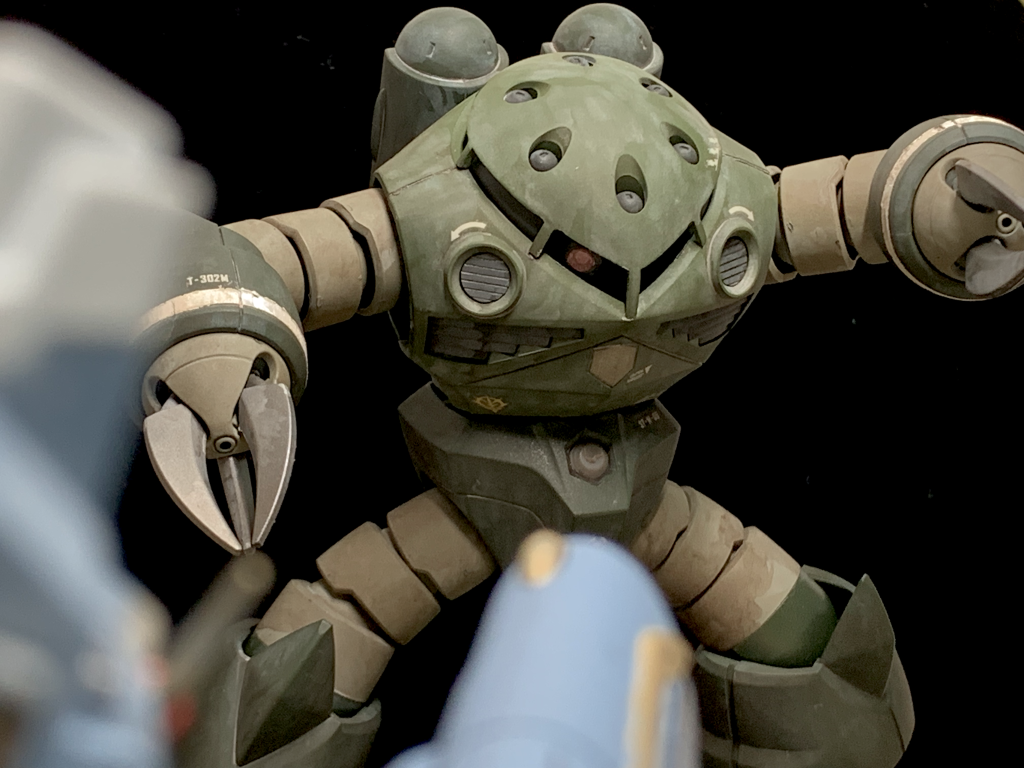 水ガン越しのズゴックで〆。ご覧いただきありがとうございました。カラーレシピ↓シルバー部:タミヤエナメルクロムシルバー下地・足裏など:ファレホプライマージャーマンパンツァーグレー胴体:ファレホモデルカラーミリタリーグリーン+メカカラーイエロー少量腰部・腕部・脚部:ファレホモデルカラーミリタリーグリーン蛇腹部:ファレホモデルエアーヘンプクロー:ファレホメカカラーダークスチール白ライン:ファレホモデルカラーコールドホワイト