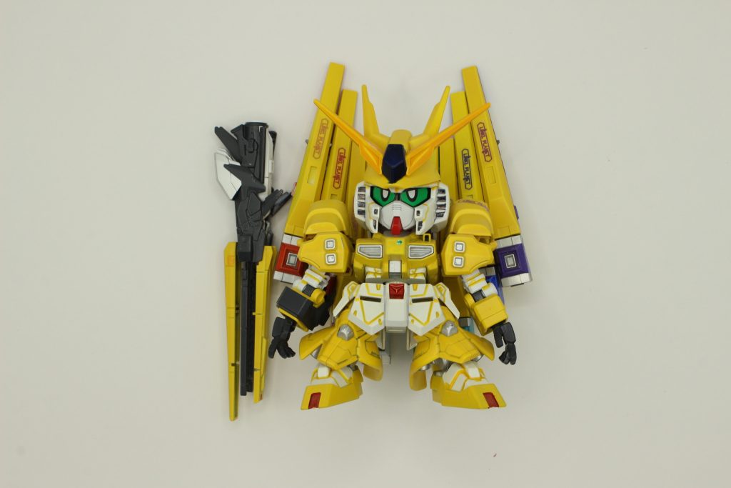 進化するレミに合わせて「進化したνガンダム」それがEVO-νガンダムである。νガンダムとサザビーをミキシングし、機体性能を大幅にバージョンアップしている。全体を黄色のサイコフレームで作成されているため、墨入れが黄色になっている。