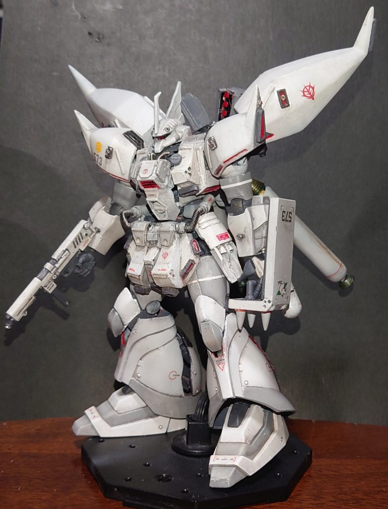 シールドは本物のシン・マツナガのザクのものという設定です。