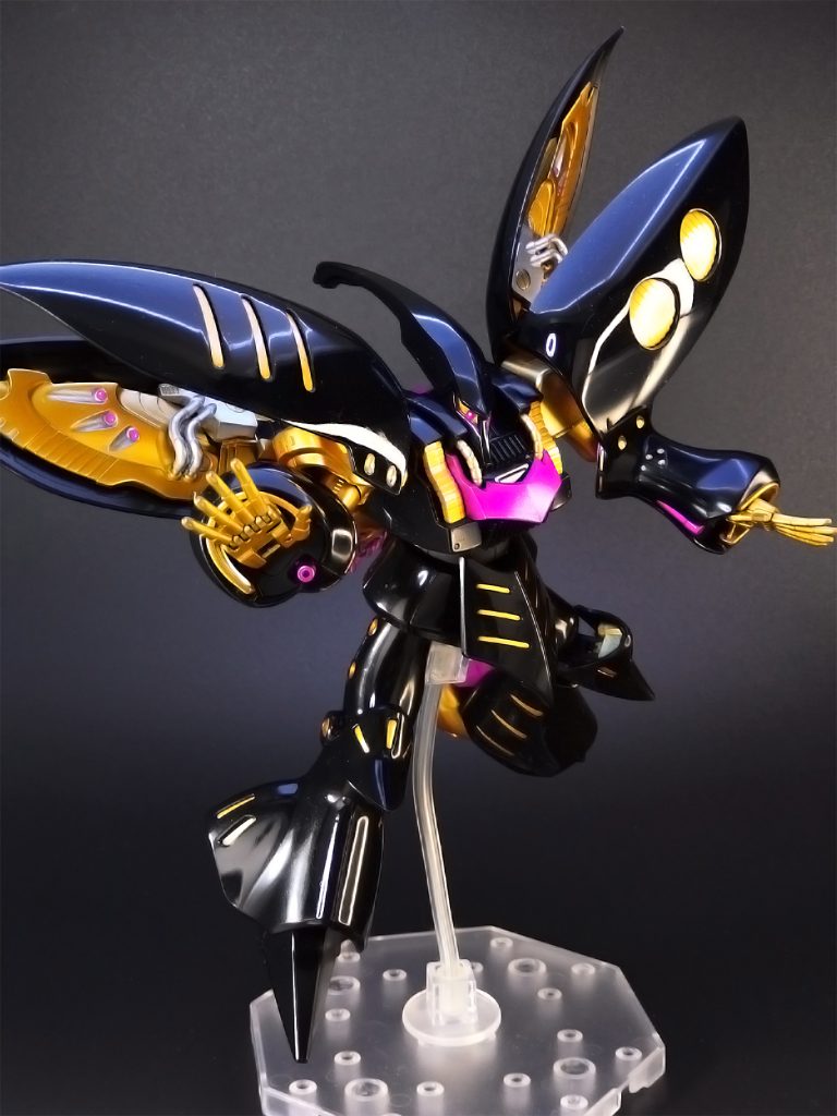 差し色のピンクは、100均のジュエリーシール(モノアイ&肩部バインダー内)および、ガンダムマーカーのメタリックピンクを使用。所々に入るピンクが、上手く黒を引き立てていると感じます。