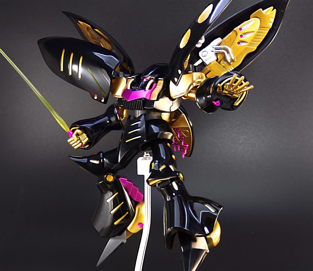 キュベレイの流線形なデザインを活かすため、黒は光沢塗装にしました。漆塗りのようなツヤツヤ具合を意識しており、概ねイメージ通りの表現が出来たと思います。