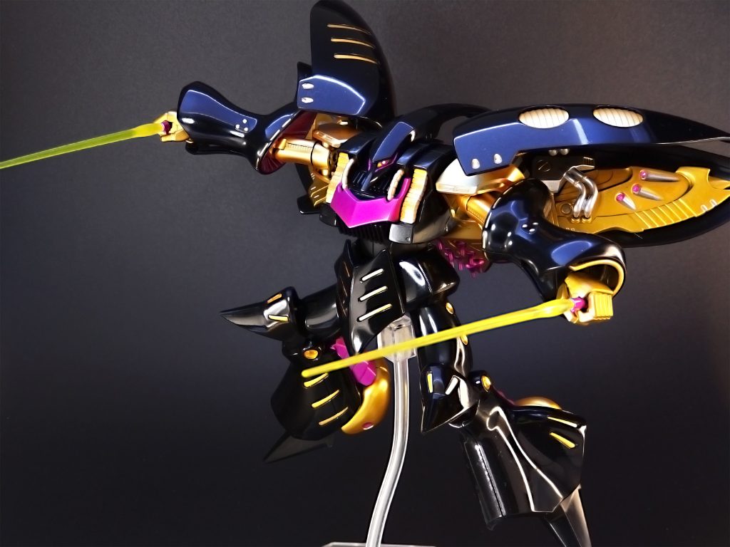 金部分はガンダムマーカーイエローゴールドに加えて、水性ホビーカラーの新色「スーパーファインゴールド」も併用しています。イエローゴールドと比較すると輝きは若干弱めですが、より重厚感のある仕上がりになったのではないでしょうか。