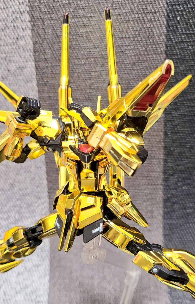 肘の二重関節、大腿部の回転軸など可動域が格段にアップしています。