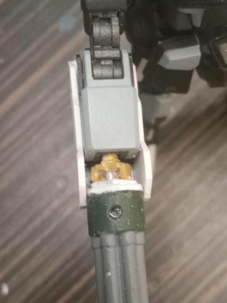 余った手でボールジョイントを切り取り、金属棒を使ってガトリングガンの後ろに固定しました。