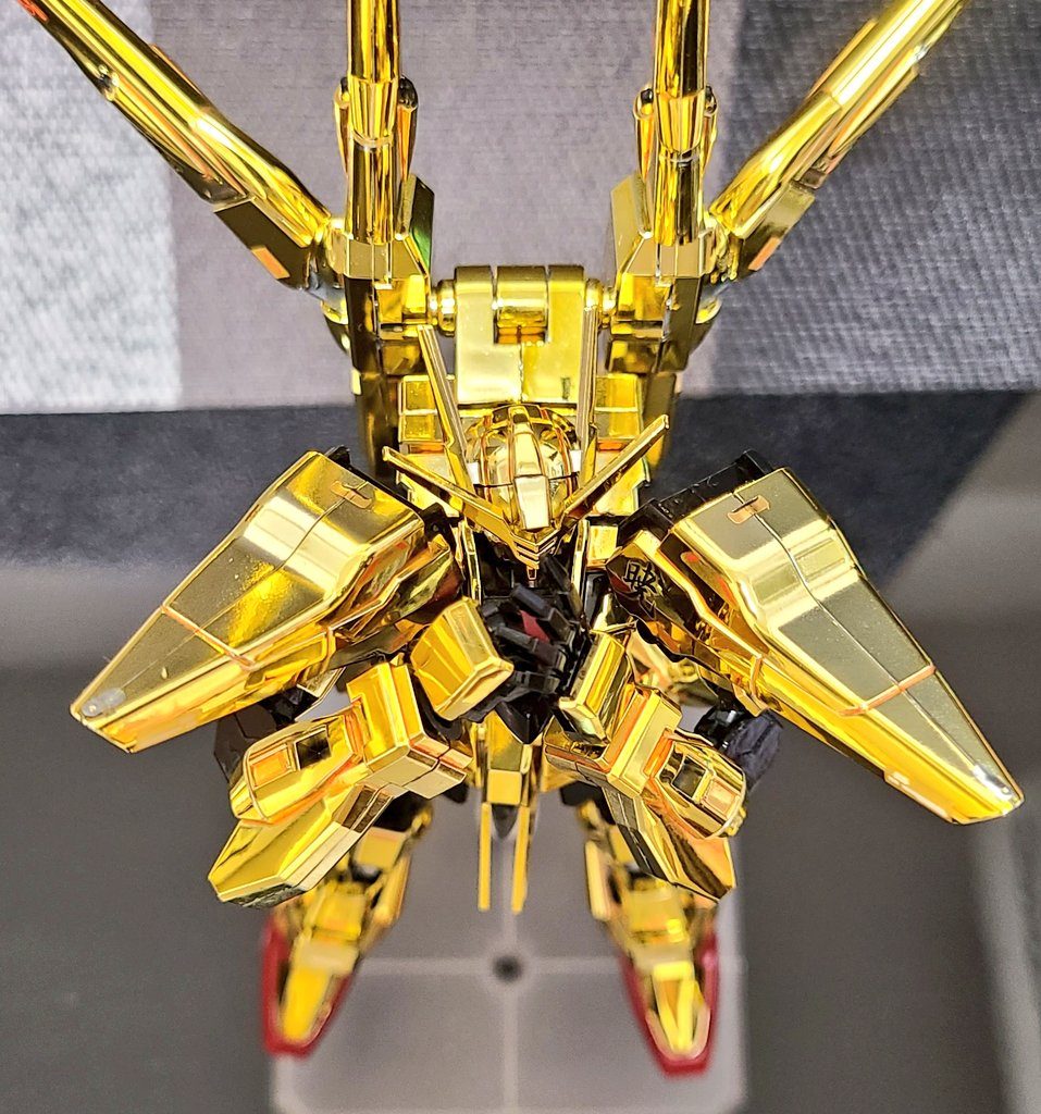 肩の引き出し量はオリジナルから大幅にアップしています。かなり無茶なポーズも行なえます。