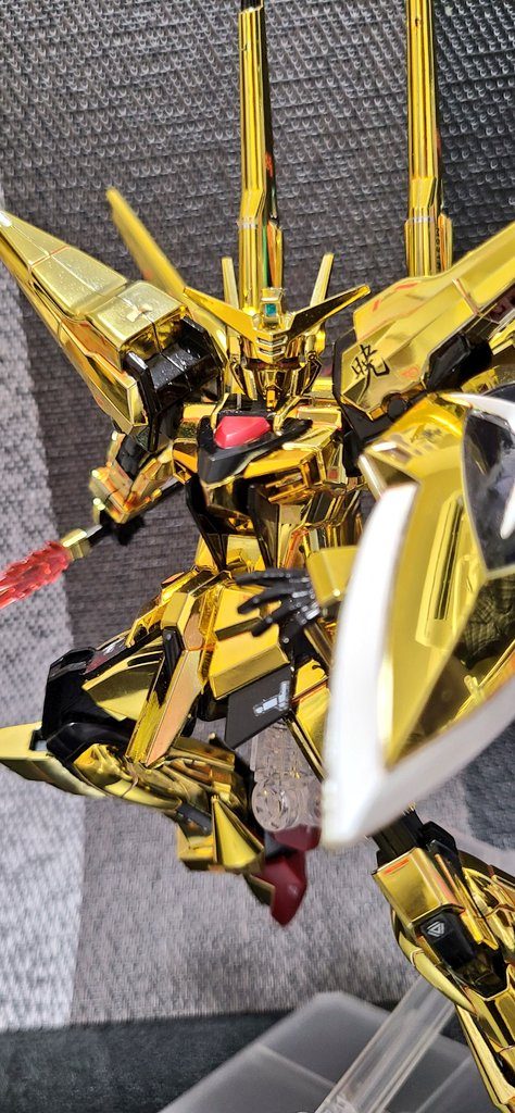 《妄想設定3》ライジングフリーダムの各機構を流用したことで、運動系プログラムのアップデートが行なわれた。最新技術の機構により動力伝達が従来よりも高効率化され機動性も向上している。しかし動力源はヤタノカガミの専用プログラムの制御にも影響することから従来の動力源のままとなっている。このため機動性を高レベルで維持する戦闘では、結果的に稼働時間が短くなり、従来よりもピーキーなスペックになったとも言える。