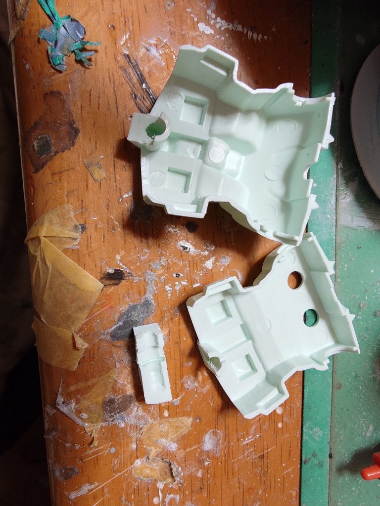 頭と足は後ハメしたかったので股関節の下をカットして後ハメ出来るように頭は下からプラ板を貼って3ミリ軸で後ハメ出来るようにしました(写真はまだ頭部分は未加工状態です)