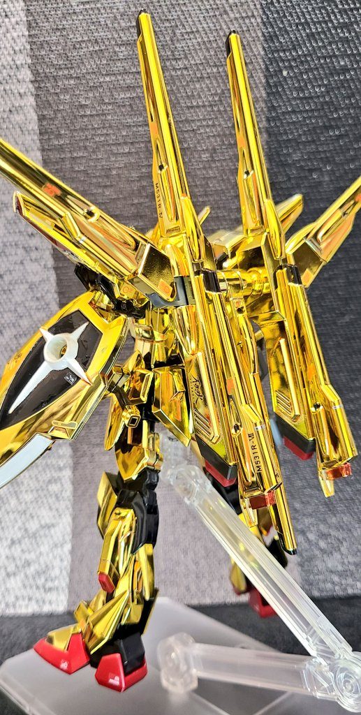 《妄想設定4》各種武装は従来通りとなっているが、アカツキ本体からのエネルギー伝達効率が向上したことに伴い、各種武装制御のプログラムもアップデートされ、数パーセントではあるが武装出力や弾数が向上している。