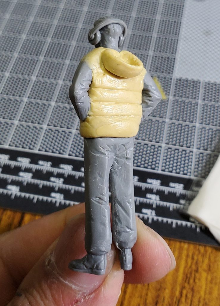 観客は某T社の兵士フィギュアを組み合わせたりパテ盛りして作りました。耳あては時間の関係で作れず…