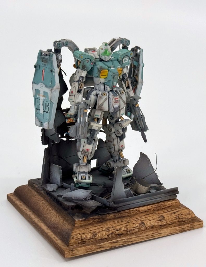 少し使用感は強めにいれてみました、メインカメラなどは光沢仕上げで全体は艶消しで仕上げ方も変えています。付属のベースは少し立体的に製作しています。