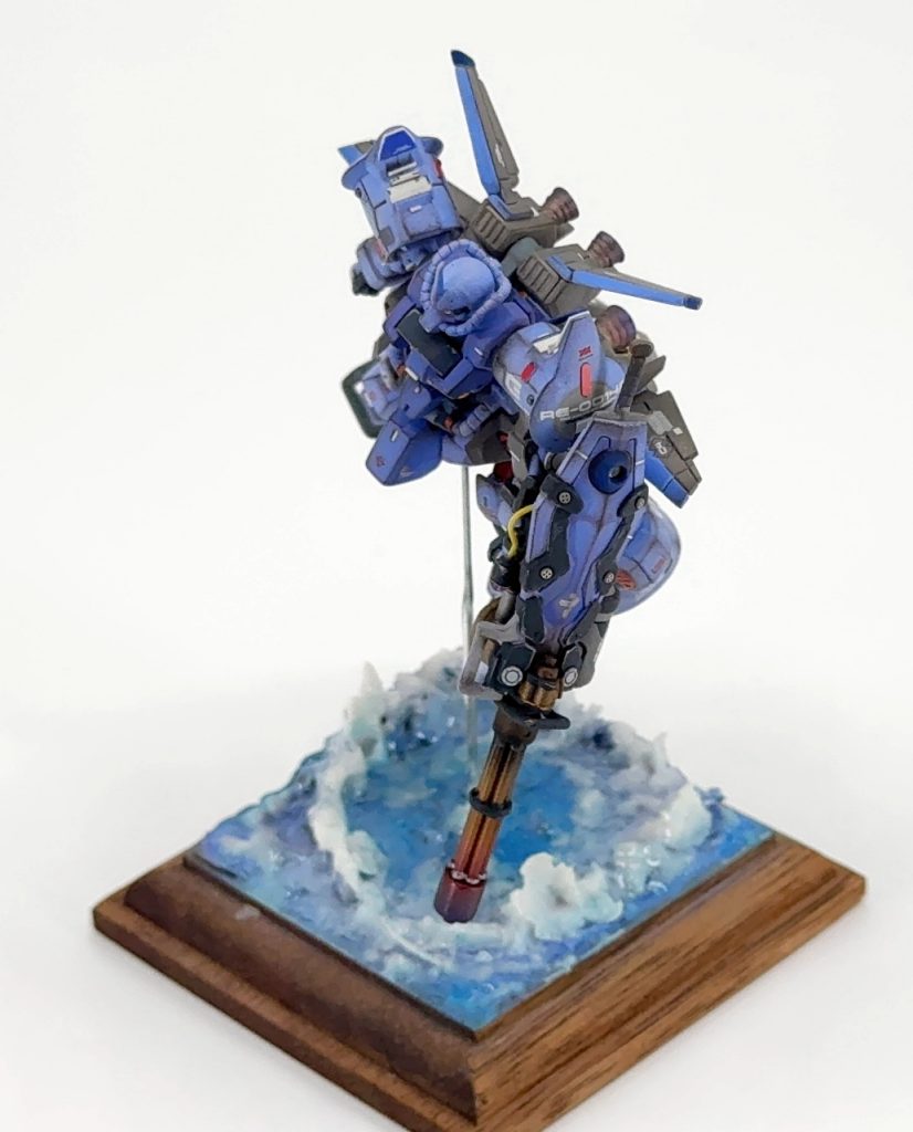 一番好きなアングルです。付属のディスプレイベースは海面を颯爽するイメージでオマケ程度の物ですが製作追加しています。