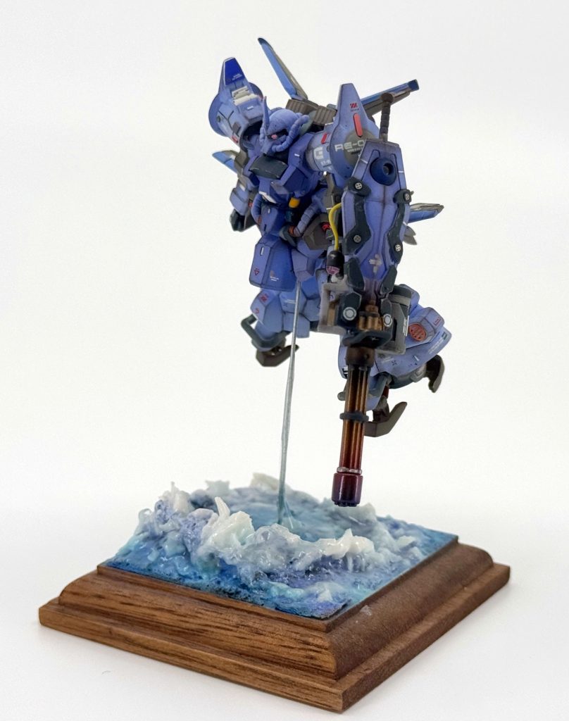 台座の波や造形はレジンで製作しています。透明度の高いUVレジン星の雫を使っています。