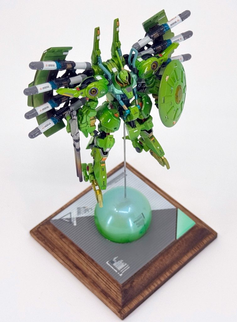 宙に浮かせるディスプレイの方がアーティファクトは飾りやすいですね。