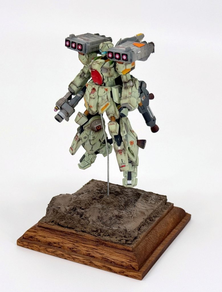 三連ミサイルポッドと高軌道ブースターが特徴的なスタークジェガンですがアーティファクトでもしっかり健在。丁寧に下地処理し密度感を上げる形で改修製作してみました。