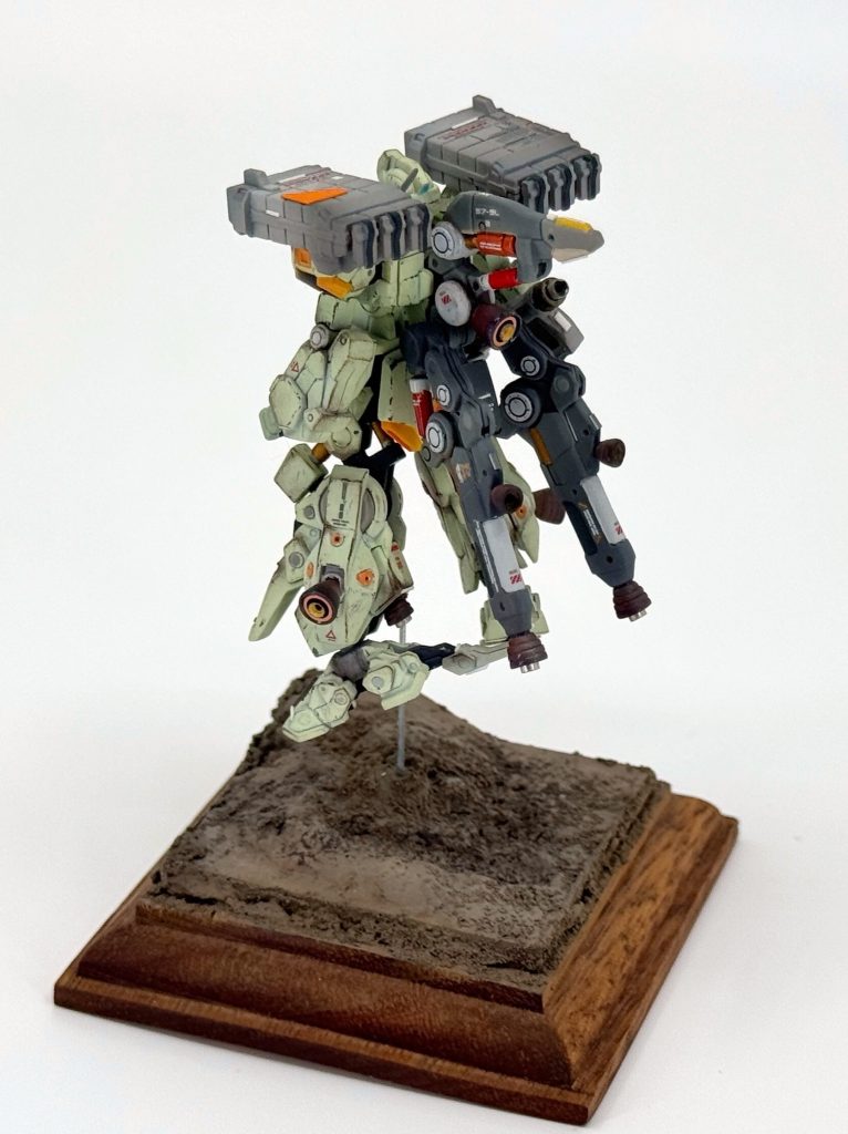 高軌道ブースターもバーニアや各部のシャフト、モールド中心にハイディティールしています。