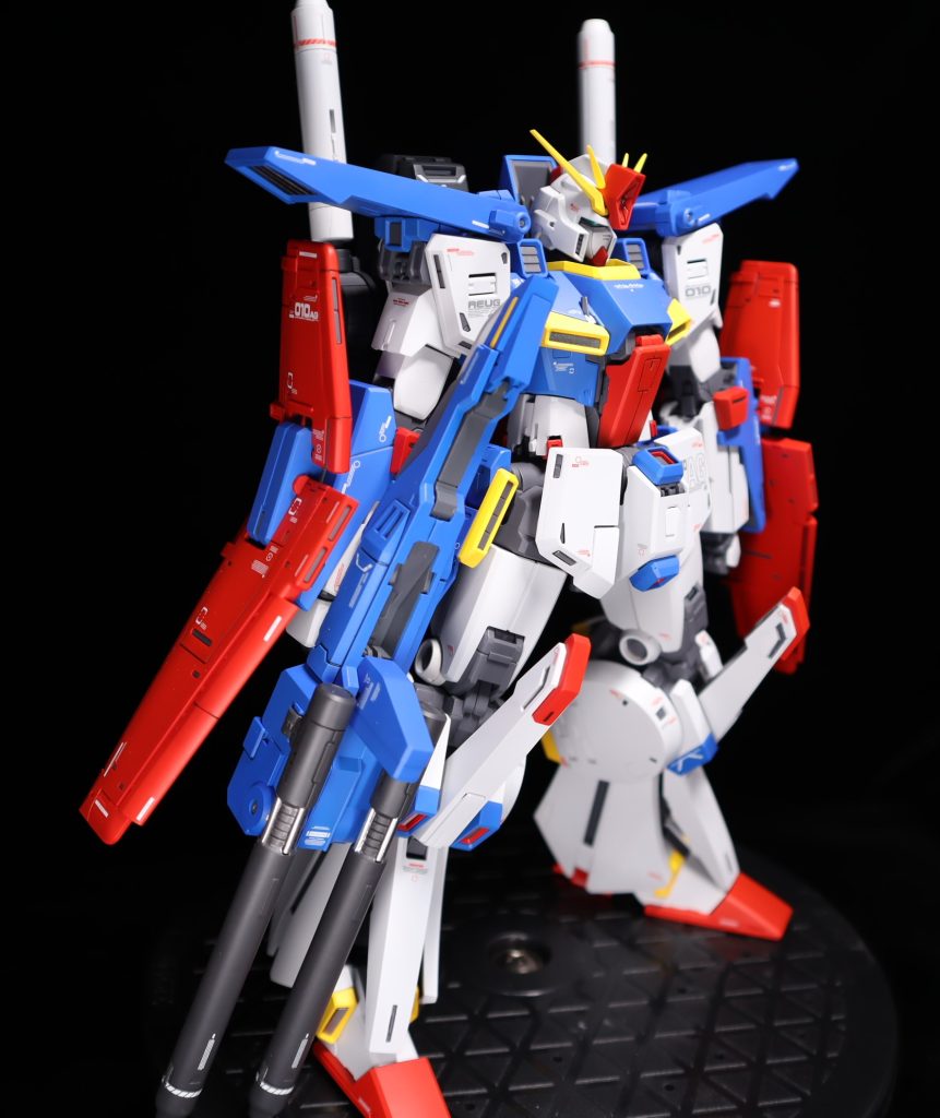 世の中の作例みながらアンテナとかバーニアとかシャープ化してみましたカラーリングかなり悩みましたが一作目だということで普通の配色にしましたただ青色がかなり苦戦しました説明書はクリアブルー＋ホワイトってあったんですが、青すぎる気がしたので色々な青を犠牲にした結果フィニッシャーズのスーパーファインコバルト＋スージーブルーにした気がします赤い所のデカール失敗して破っちゃったのが心残りもう一体ほしい・・・ 