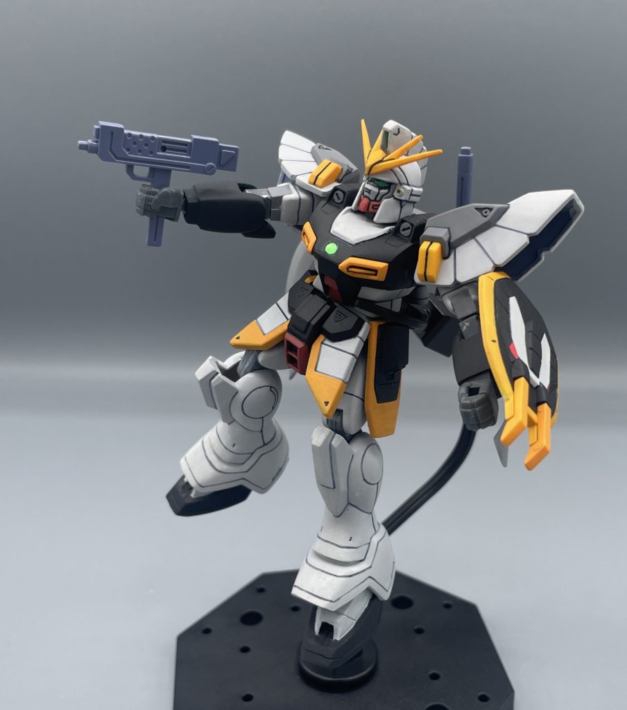 言ったよ、僕は。投稿しろって・・・ ビームマシンガンで攻撃するサンドロック。このマシンガンは塗装するのをサボっています(笑) 私の中では、サンドロックの中でも印象の薄い武装です。 旧キットらしく?マシンガンに指を掛けられないという味わい深い仕様になっております(笑)