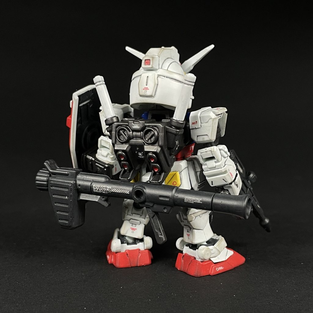 立ち姿。本来はアニメに近いカラーリングなのですが、思い切ってフルリペイント。アンテナのシャープ化以外は特に改修はなし。後はスミ入れ、デカール貼りと、ウェザリングマスターでほんのり汚してからつや消し。 【使用塗料】本体白部分…水性ホビーカラー ガンダムホワイト本体青部分…水性ホビーカラー ガンダムブルー本体黄部分…水性ホビーカラー ガンダムイエロー膝・ビームライフル・ハイパーバズーカ…水性ホビーカラー ファントムグレー