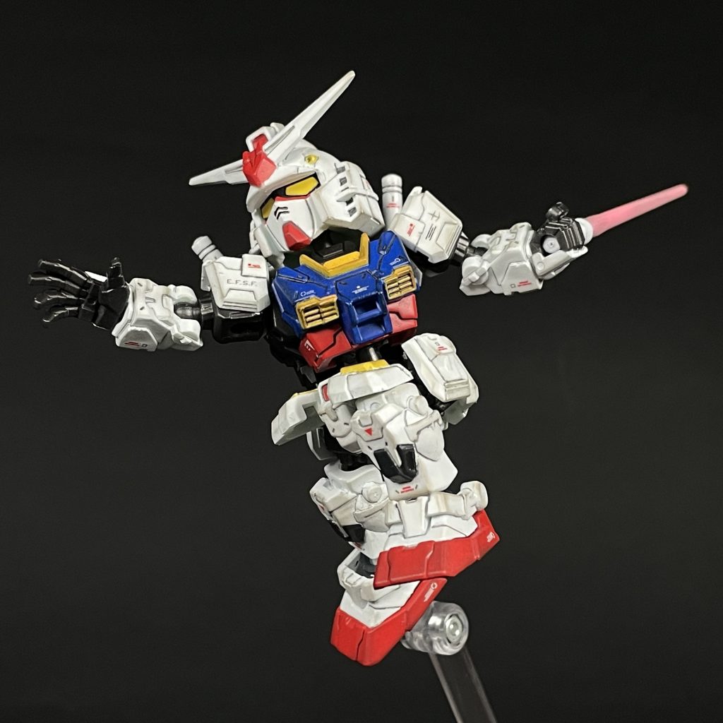 ビームライフル以外の武装は別売りのEXパーツから。他にも両手平手が付属しています。(これは地味にうれしい)ビームサーベルは刀身は着色されていますが、柄は黒色だったので、刀身を蛍光ピンク、柄はガンダムホワイトで塗装。
