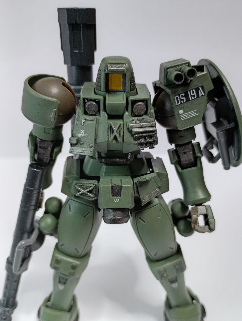 「歴戦のリーオー乗りの機体」をイメージに作成。基本キットをベースに戦車のパーツを貼り付けただけです。左のショルダーカノンのパーツだけは加工して砲塔を2門+シールドがつけられるようにしております。