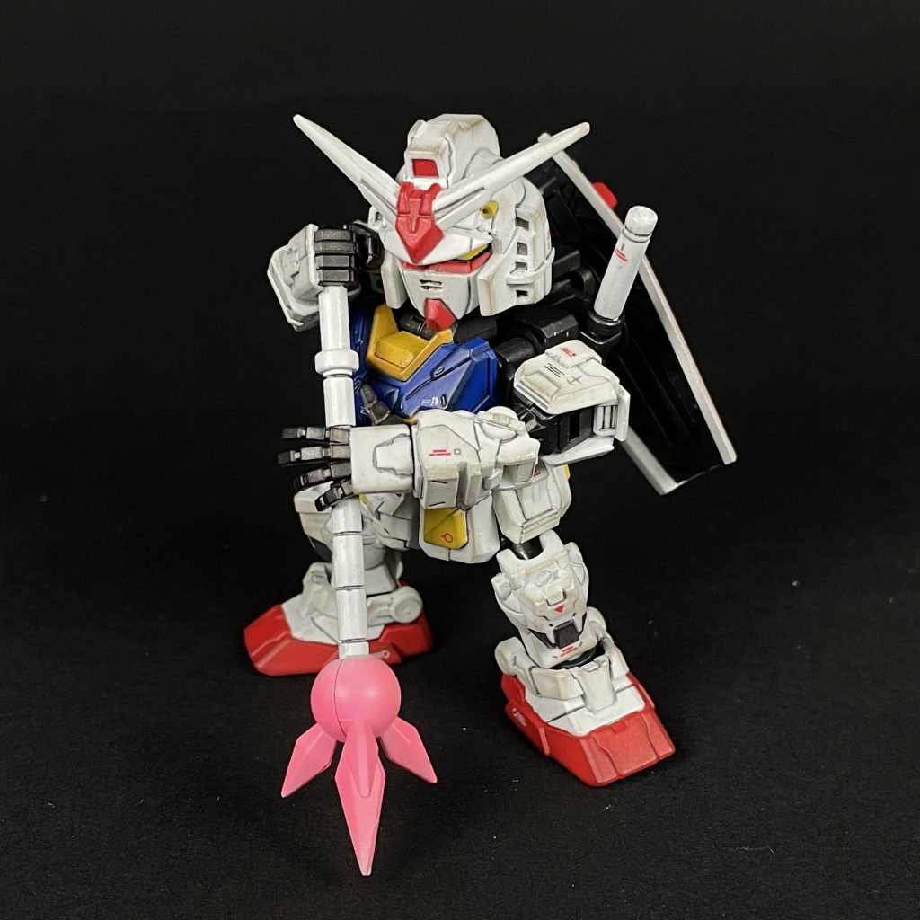 ビームジャベリンも無塗装だと黒一色なので、ビームサーベルと同じ塗装。シールドをバックパックに接続するパーツも付属しているので、シールドを背中にマウントさせた状態も再現可能です。