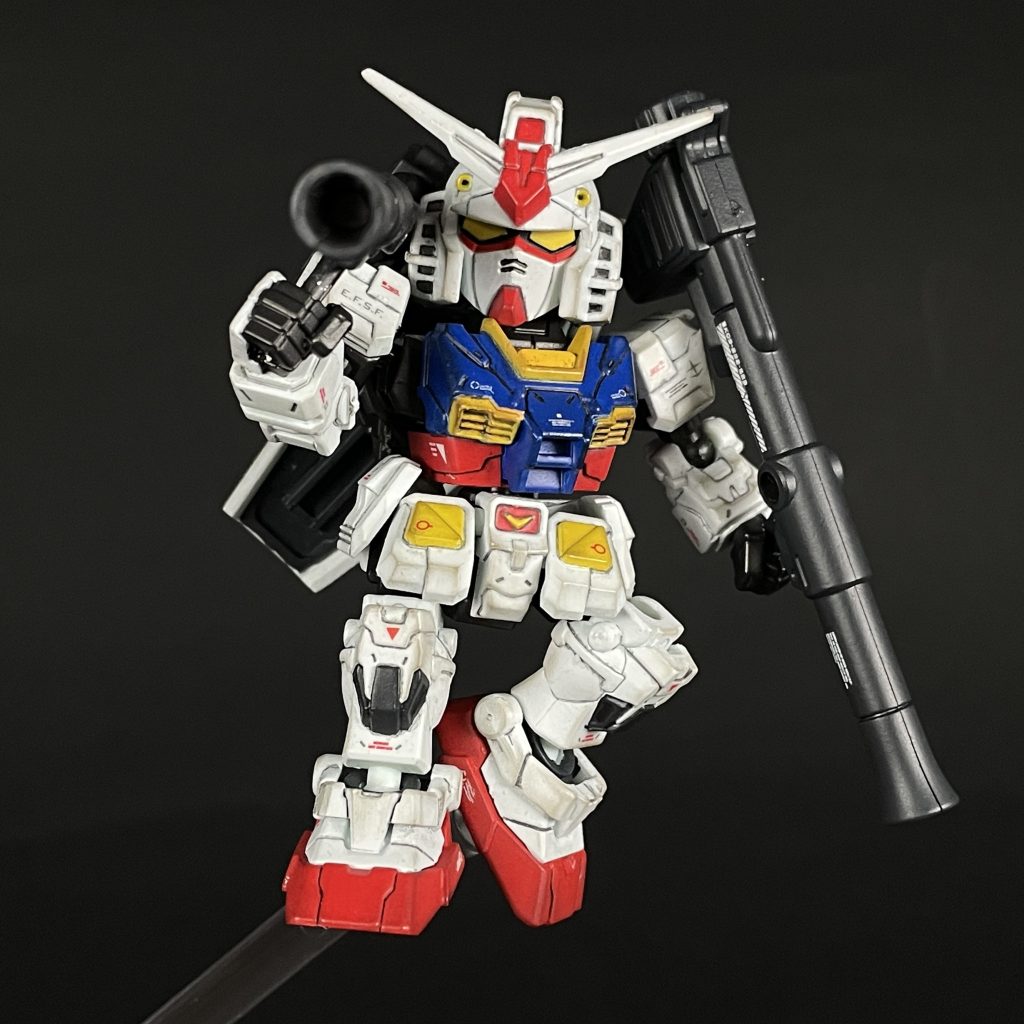 ハイパー・バズーカは2本付属しているので、両手持ちさせれば最終決戦仕様が再現可能です。