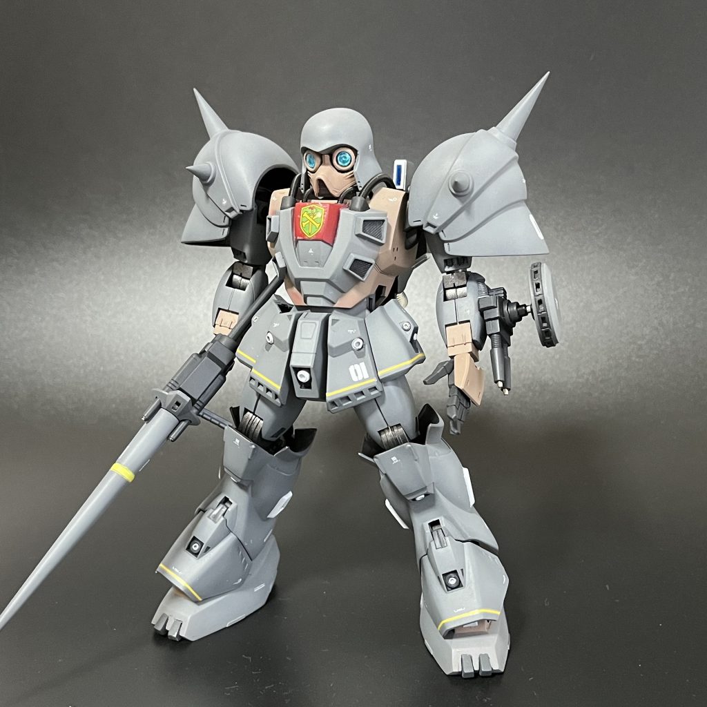 ほぼ設定そのままの良好なプロポーション。ヘンに頭身を変えることはせず、今回は関節軸や可動域の追加をメインの改造内容としました。いや〜34年前とは思えないですよ、しかも800円笑現実世界の延長線上にありそうなデザインがかっこいい!この不気味なガスマスク顔がたまりません。命乞いしてもコミュニケーション絶対成立しなさそうな感じが。。