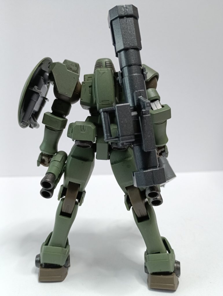 色はフィールドグレイで塗っております。あと、Mrウェザリングカラーのマルチブラックを表面に施したので、若干暗めになっております。