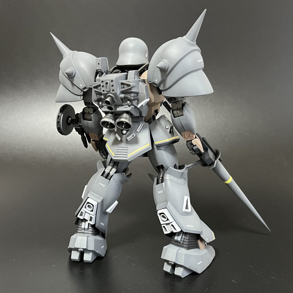 後ほど画像を載せますが、首・肩などにボールジョイントを仕込んでいます。ご覧いただけるとおり、肩甲骨をグッと寄せて胸を張るような姿勢ができるようになっています。設定画ではスラスター類はレッドですが、ここは視認性を高めたかったので好みでホワイトにしました。