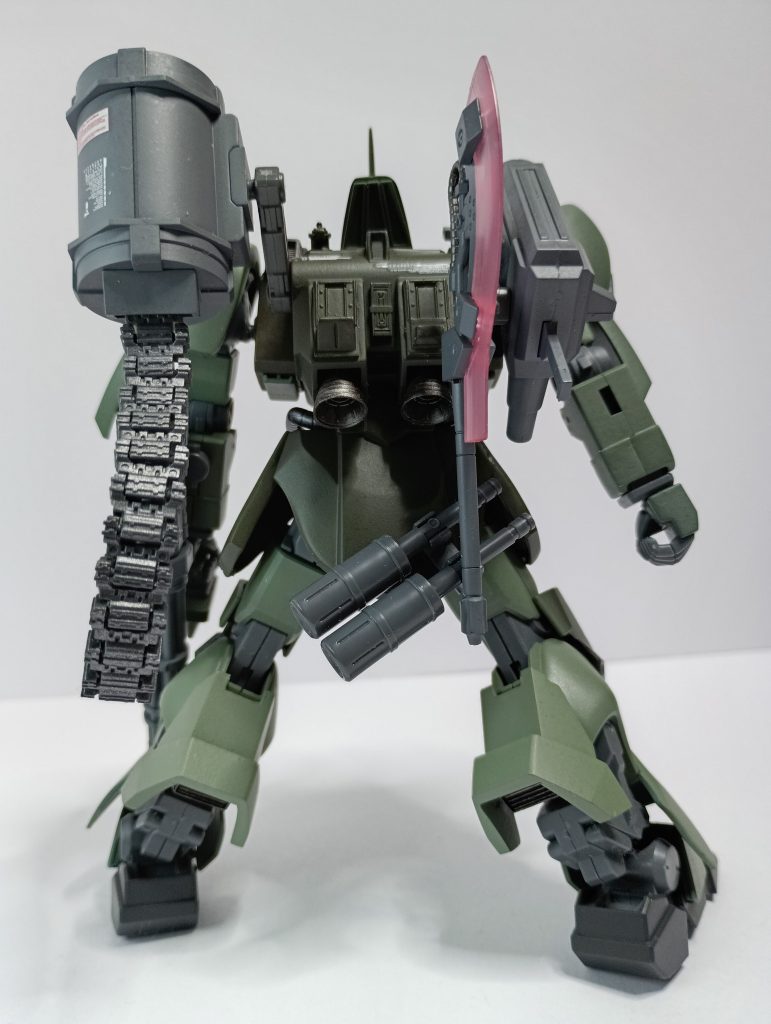 バックパックはHGハイザックの物を基に戦車パーツを貼り付けています。