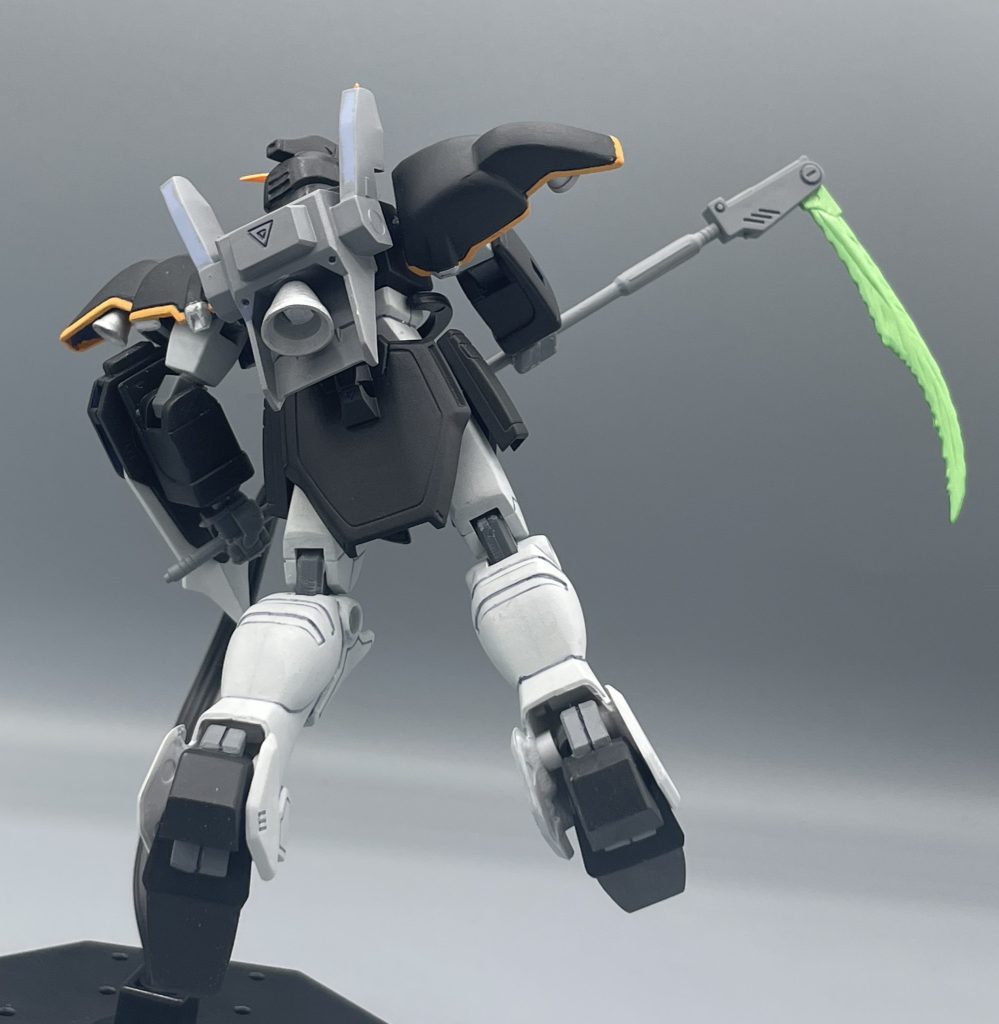 　バックパックから出たハイパージャマ―は、カメラやレーダーに探知されることなく、敵機へ接近することを可能にします。　シックな配色・機能の機体に反して、パイロットであるデュオ・マックスウェルは明るい好青年。何気に、ガンダムWの中で最も常識人なのではないでしょうか(笑)